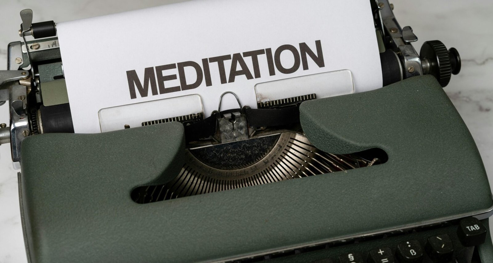 Alte Schreibmaschine auf einem Holztisch, fotografiert als Symbol für Content-Produktion und Texte