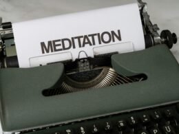 Alte Schreibmaschine auf einem Holztisch, fotografiert als Symbol für Content-Produktion und Texte