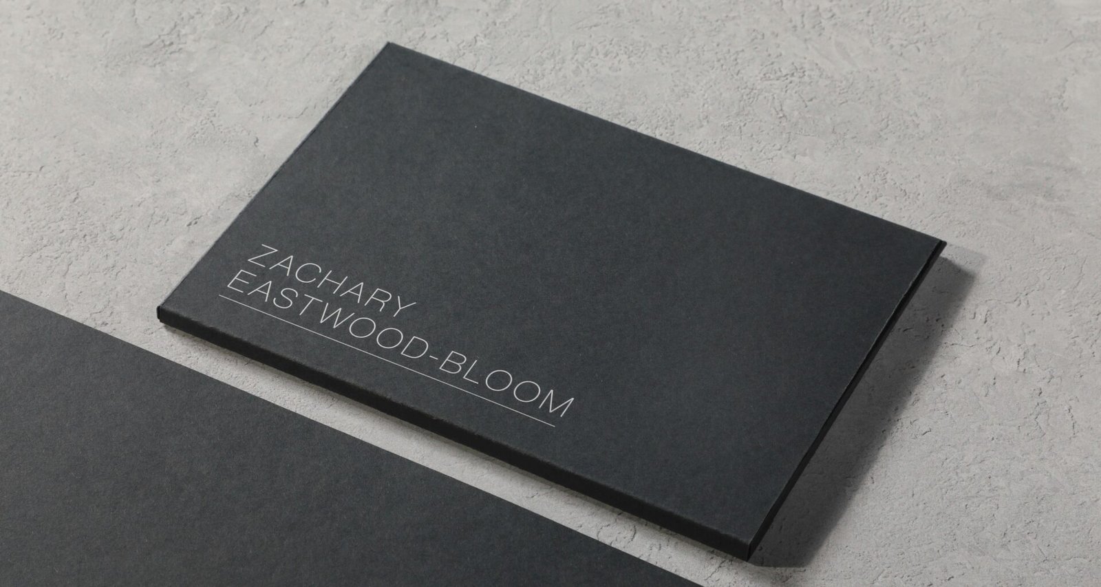 Schwarze Visitenkarte liegt mittig auf hellem Holztisch, minimalistisches Design für Geschäftspräsentationen.