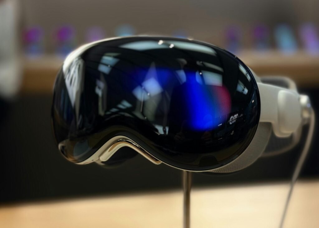 Eine Skibrille liegt auf einem Holztisch und wartet auf den Einsatz im Wintersport oder bei Outdoor-Aktivitäten.
