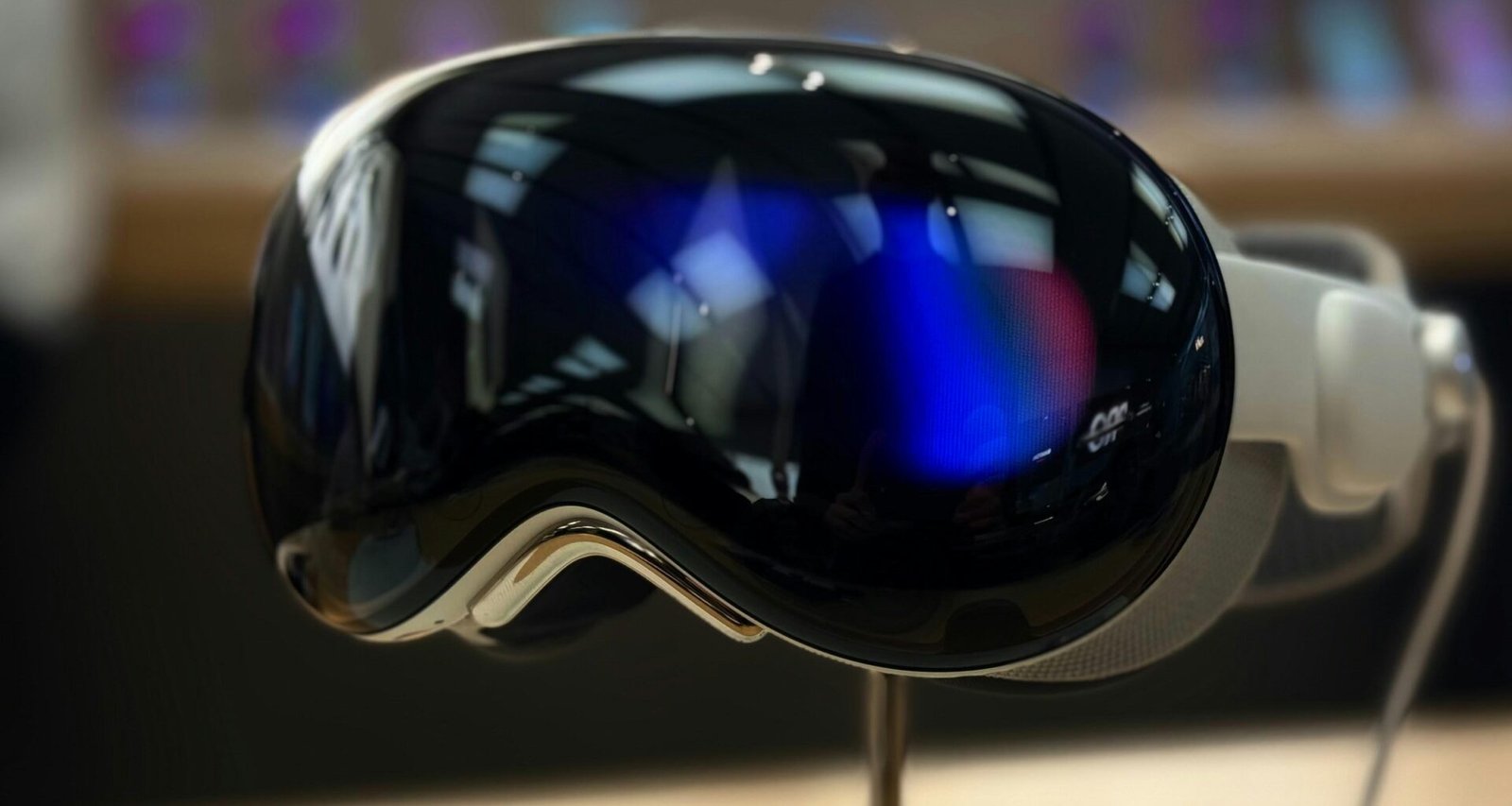 Eine Skibrille liegt auf einem Holztisch und wartet auf den Einsatz im Wintersport oder bei Outdoor-Aktivitäten.