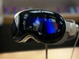 Eine Skibrille liegt auf einem Holztisch und wartet auf den Einsatz im Wintersport oder bei Outdoor-Aktivitäten.