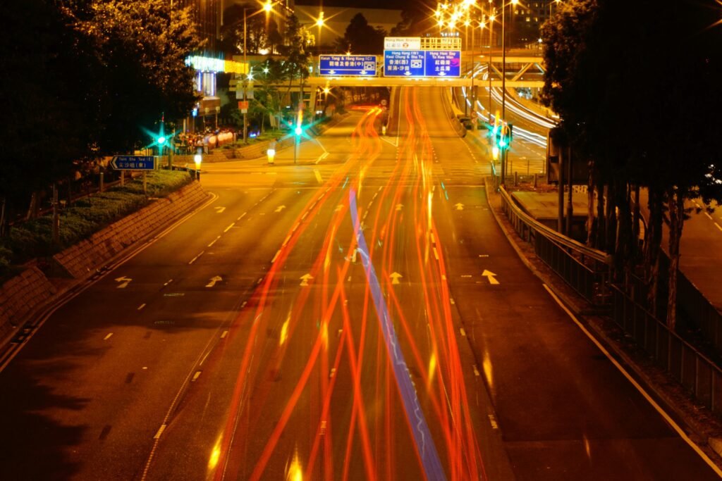 Belebte Straße mit mehreren Autos im Stadtgebiet, urbanes Verkehrsbild als Teil des modernen Stadtlebens