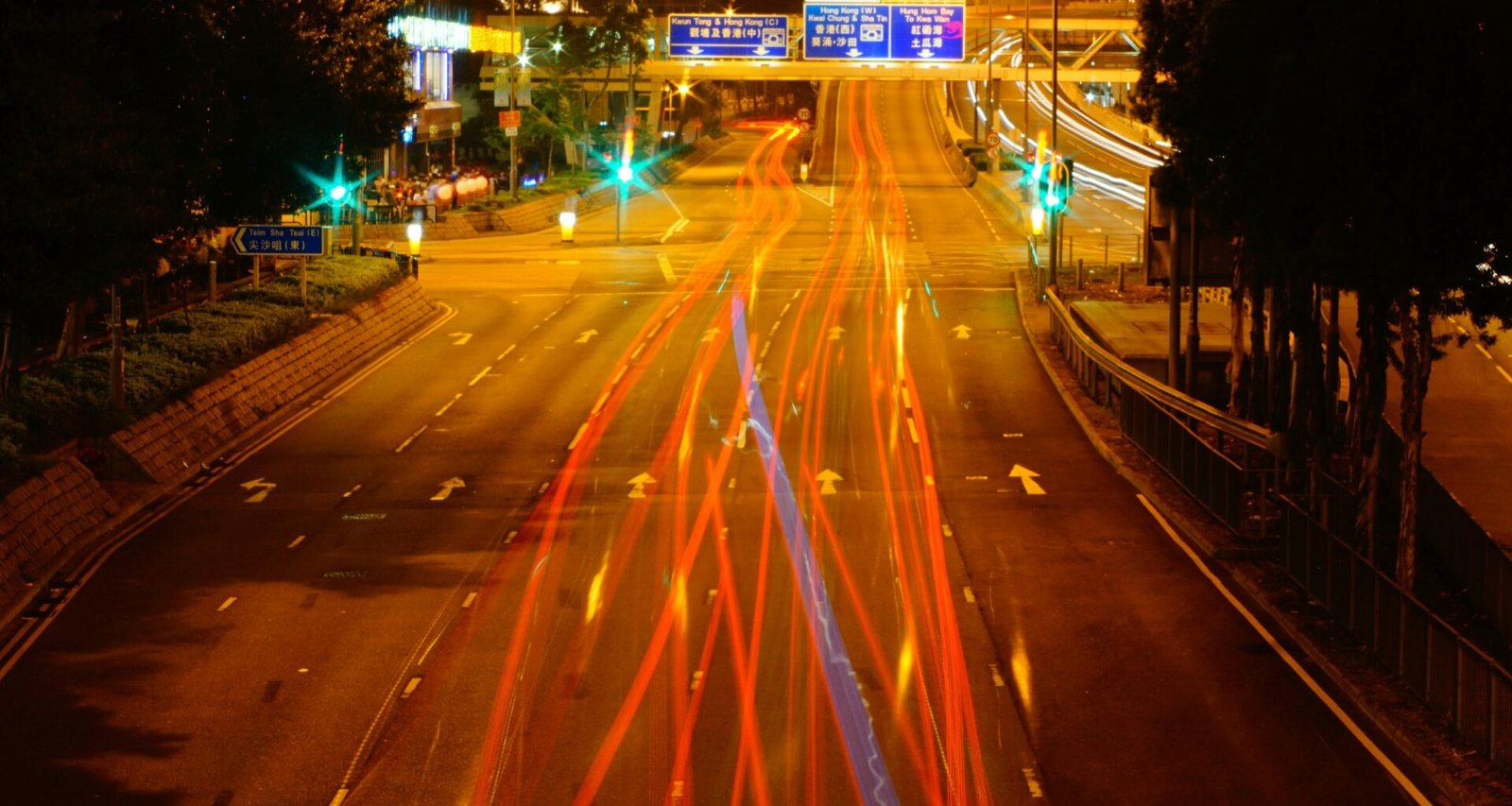 Belebte Straße mit mehreren Autos im Stadtgebiet, urbanes Verkehrsbild als Teil des modernen Stadtlebens