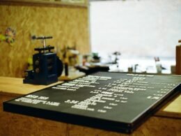 Eine Kreidetafel mit Menübeschriftung steht auf einer Theke und präsentiert Speisen und Getränke im Café.