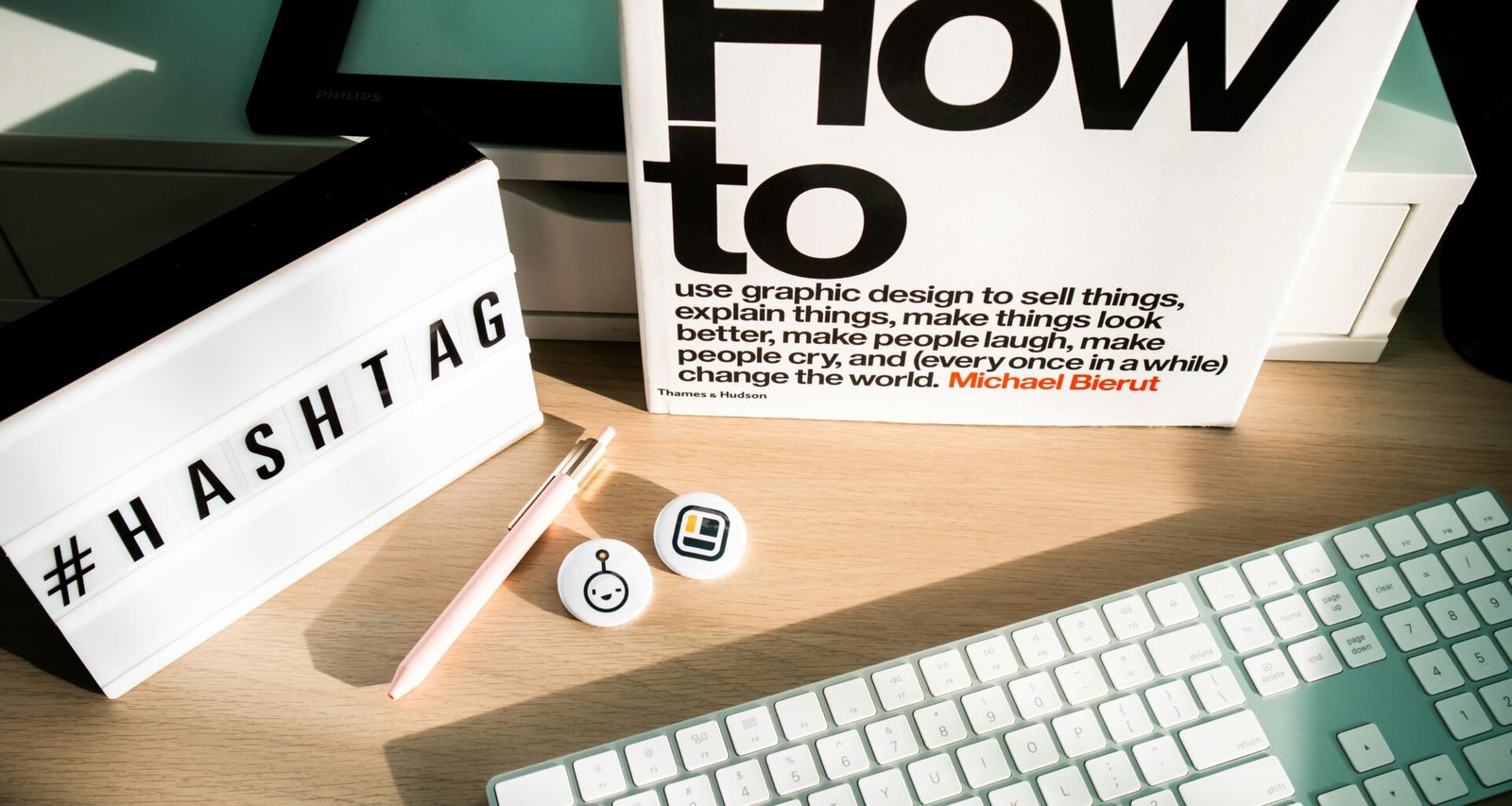 Auf einem Schreibtisch liegen eine kompakte Tastatur und eine ergonomische Maus als typische Ausstattung für digitale Arbeitsplätze.