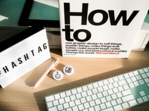 Auf einem Schreibtisch liegen eine kompakte Tastatur und eine ergonomische Maus als typische Ausstattung für digitale Arbeitsplätze.