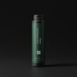 Eine Tube Shampoo steht aufrecht vor schwarzem Hintergrund und präsentiert ein minimalistisches Produktdesign.
