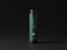 Eine Tube Shampoo steht aufrecht vor schwarzem Hintergrund und präsentiert ein minimalistisches Produktdesign.