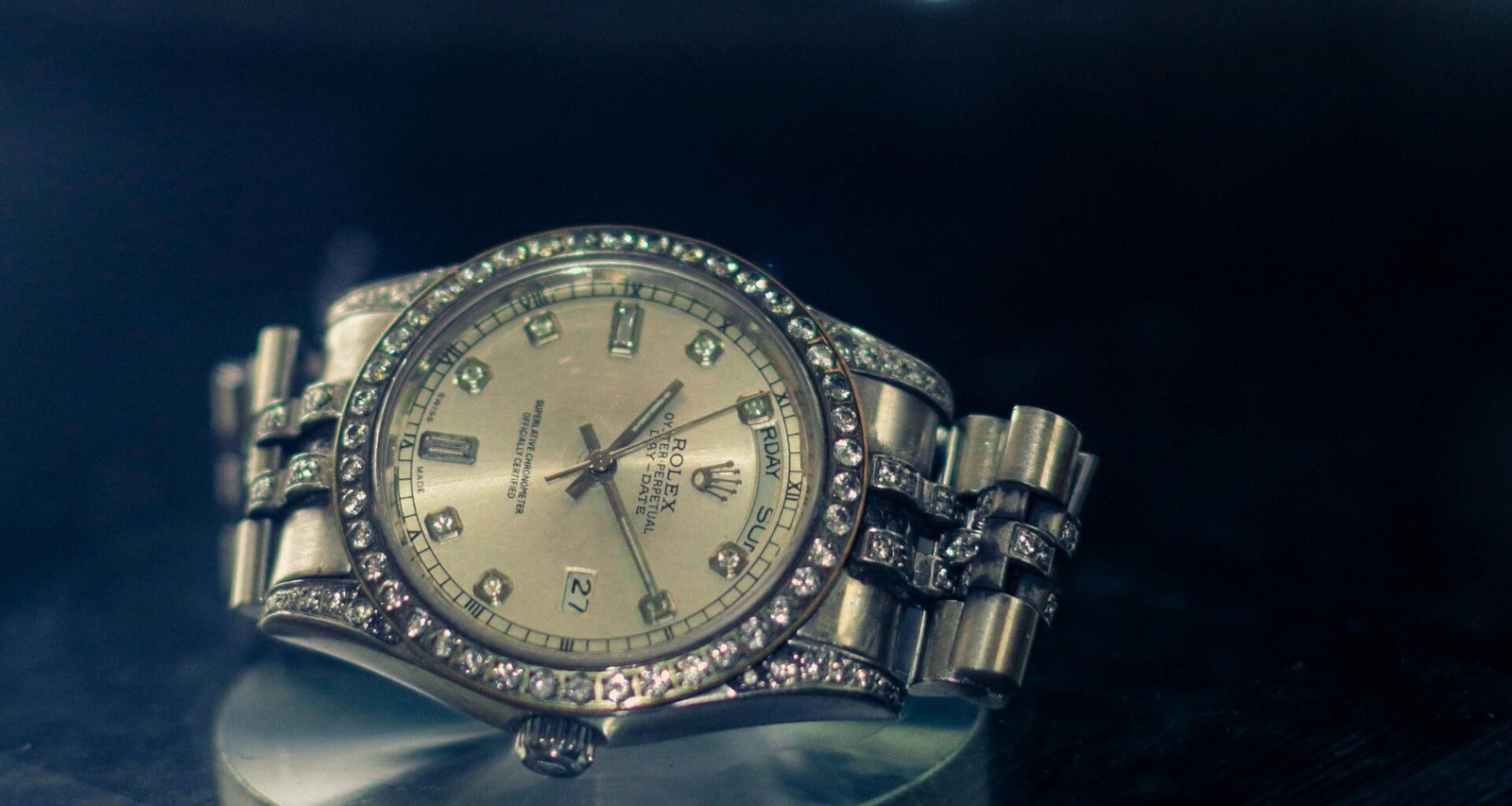 Moderne Armbanduhr liegt auf einem Glas­-Tisch und spiegelt Details von Zeit und Design wider.