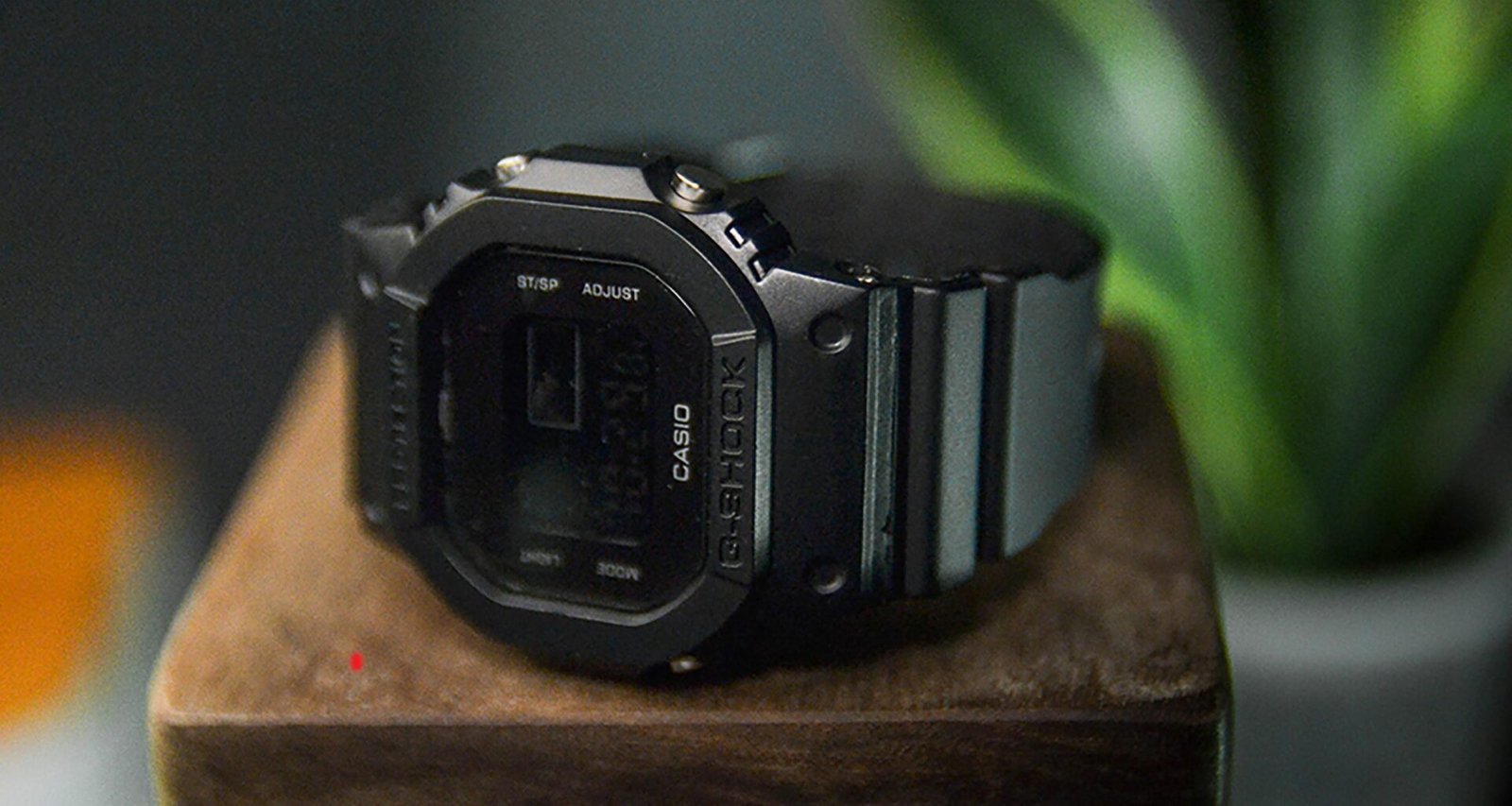 Eine Armbanduhr liegt auf einem Holz-Tisch, das Zifferblatt ist deutlich sichtbar. Ideal für Themen zu Zeit, Pünktlichkeit und Organisation.