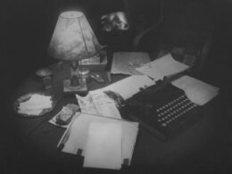 Eine alte Schreibmaschine zusammen mit Blättern Papier auf einem Holztisch, perfektes Motiv für Themen zu Schreiben und Kreativität.