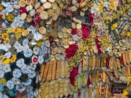 Verschiedene Arten von Buttons bedecken dicht an dicht eine große Wand, fotografiert von Eric Prouzet.