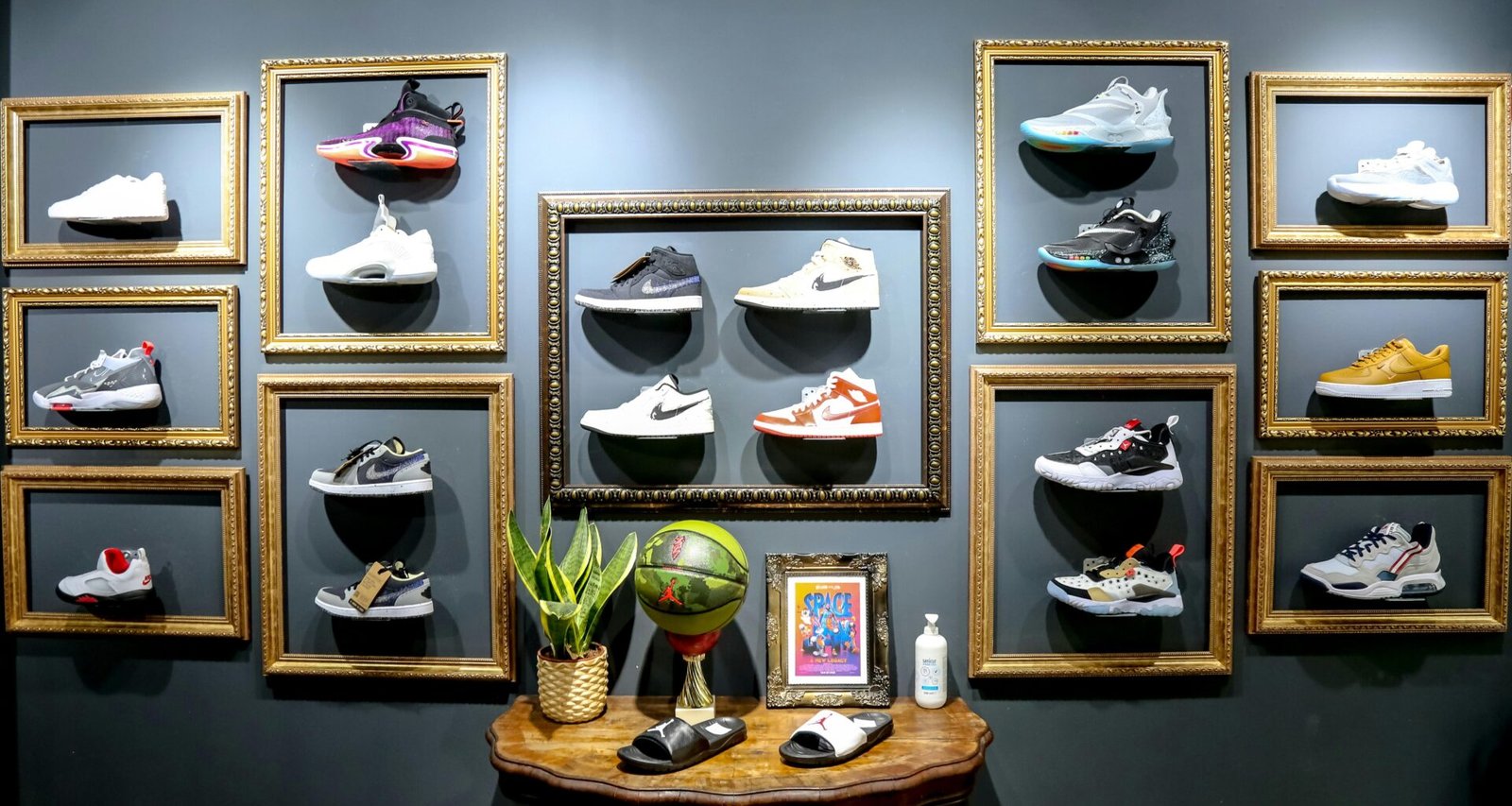 Eine Wand, an der zahlreiche Paar Schuhe verschiedener Modelle ordentlich nebeneinander ausgestellt sind