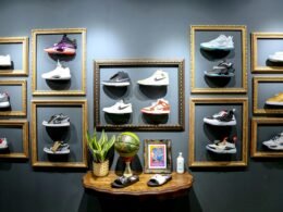 Eine Wand, an der zahlreiche Paar Schuhe verschiedener Modelle ordentlich nebeneinander ausgestellt sind