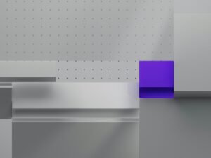 Weiße und lilafarbene Wand mit einem mittigen Quadrat, geometrische und kontrastreiche Wandgestaltung im Detail