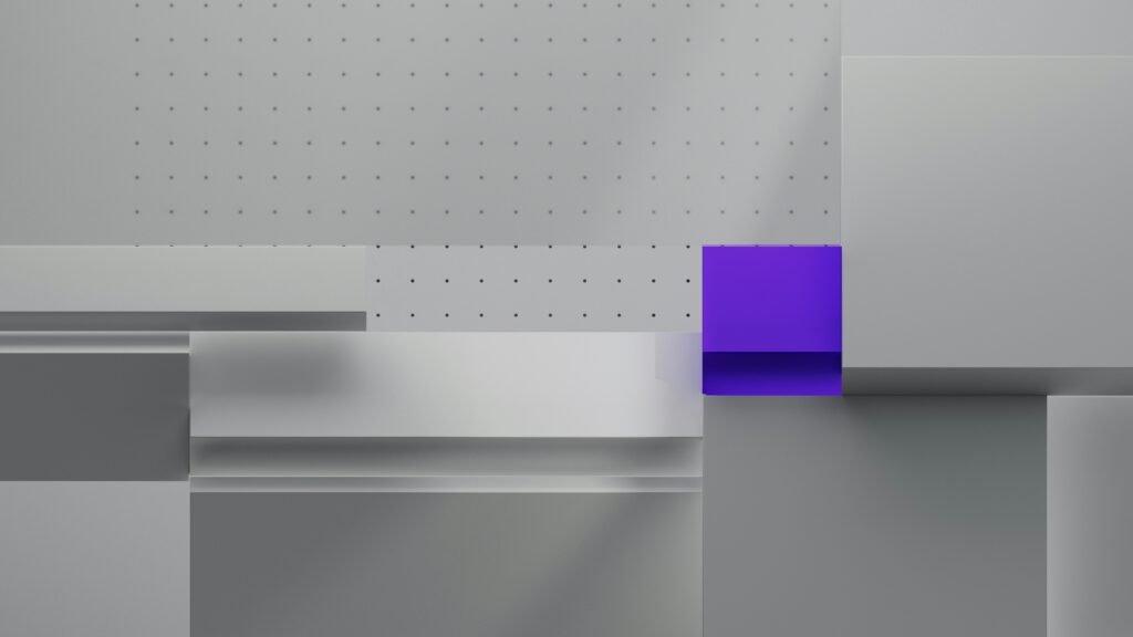 Weiße und violette Wand mit einem zentral platzierten Quadrat, geometrisch arrangiert und minimalistisch gestaltet