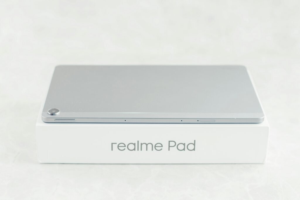 Weiße Verpackung mit dem Aufdruck realme Pad auf einem Tisch, als Produktfoto eines Tablets für Artikel über Technik-Neuheiten.
