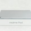 Weiße Verpackung mit dem Aufdruck realme Pad auf einem Tisch, als Produktfoto eines Tablets für Artikel über Technik-Neuheiten.