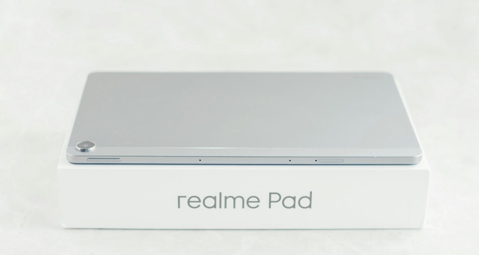 Weiße Verpackung mit dem Aufdruck realme Pad auf einem Tisch, als Produktfoto eines Tablets für Artikel über Technik-Neuheiten.