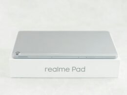 Weiße Verpackung mit dem Aufdruck realme Pad auf einem Tisch, als Produktfoto eines Tablets für Artikel über Technik-Neuheiten.