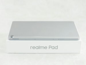 Weiße Verpackung mit dem Aufdruck realme Pad auf einem Tisch, als Produktfoto eines Tablets für Artikel über Technik-Neuheiten.
