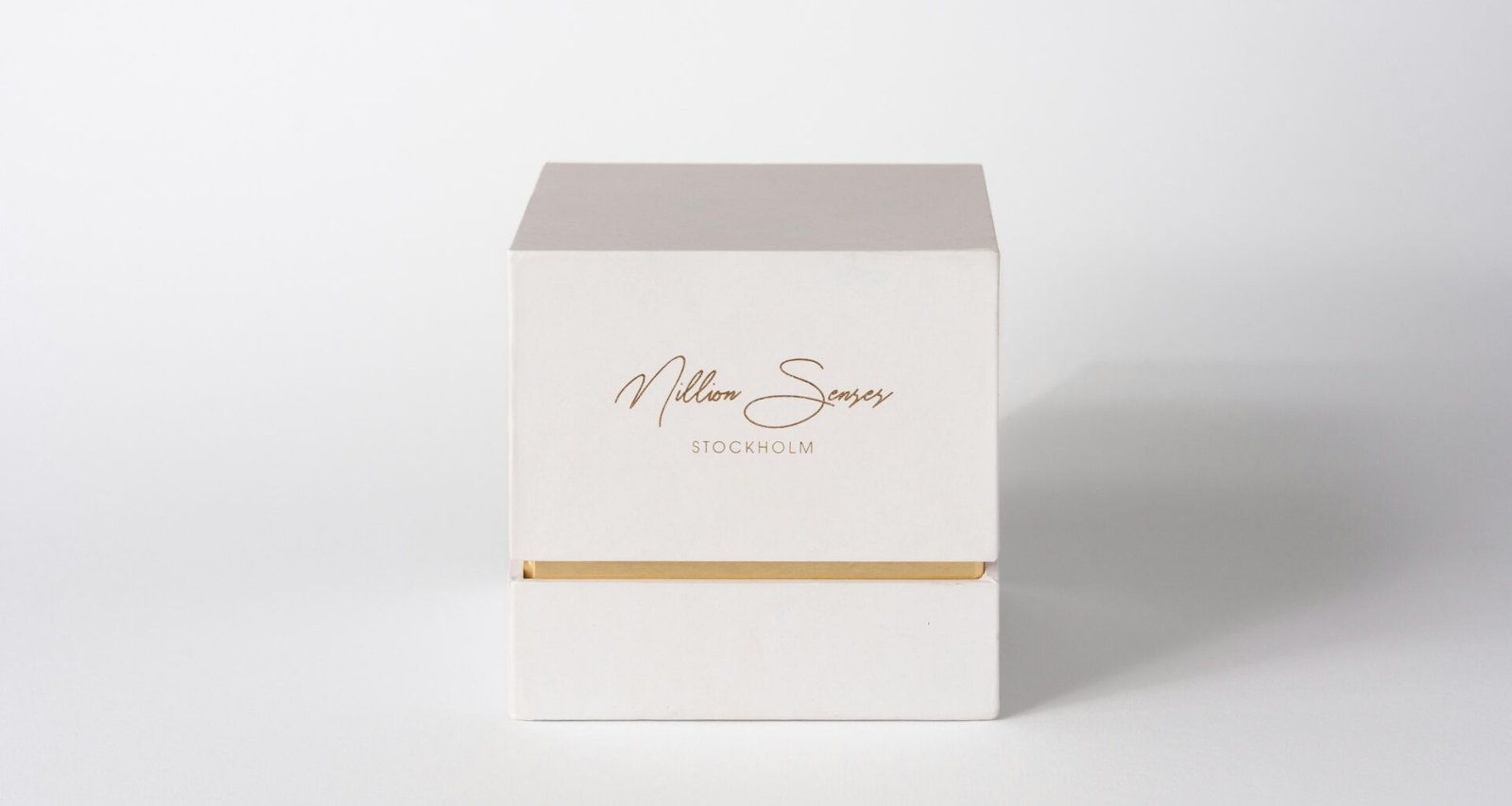 Weiße Box mit goldenen Akzenten steht auf weißem Hintergrund, neutral und modern arrangiert für Produktfotografie