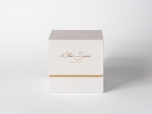 Weiße Box mit goldfarbenen Akzenten auf weißem Hintergrund, modernes Designobjekt für Verpackung oder Dekorationsartikel
