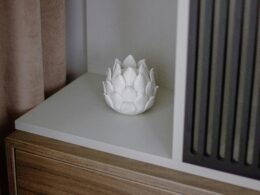 Weiße Vase auf hölzerner Kommode im modernen Einrichtungsstil, Objekt zentral platziert und schlicht inszeniert