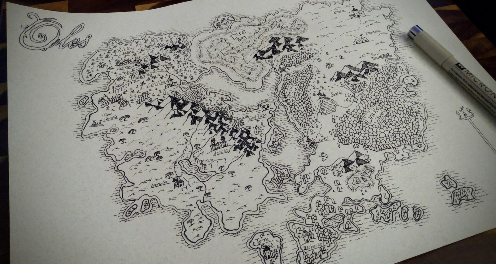 Handgezeichnete Karte mit Linien und Symbolen auf weißem Papier als Metapher für digitale Planung