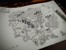 Handgezeichnete Karte mit Linien und Symbolen auf weißem Papier als Metapher für digitale Planung