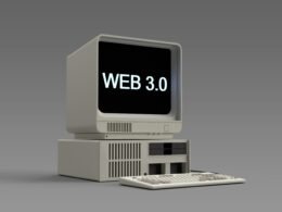 Ein Computer mit angeschlossener Tastatur steht auf einem Schreibtisch und ist bereit zur Nutzung im Büro oder Homeoffice.