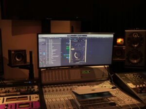 Ein Computer mit Tastatur und Lautsprechern auf einem Schreibtisch – ideales Setup für effizientes Arbeiten im digitalen Bereich.