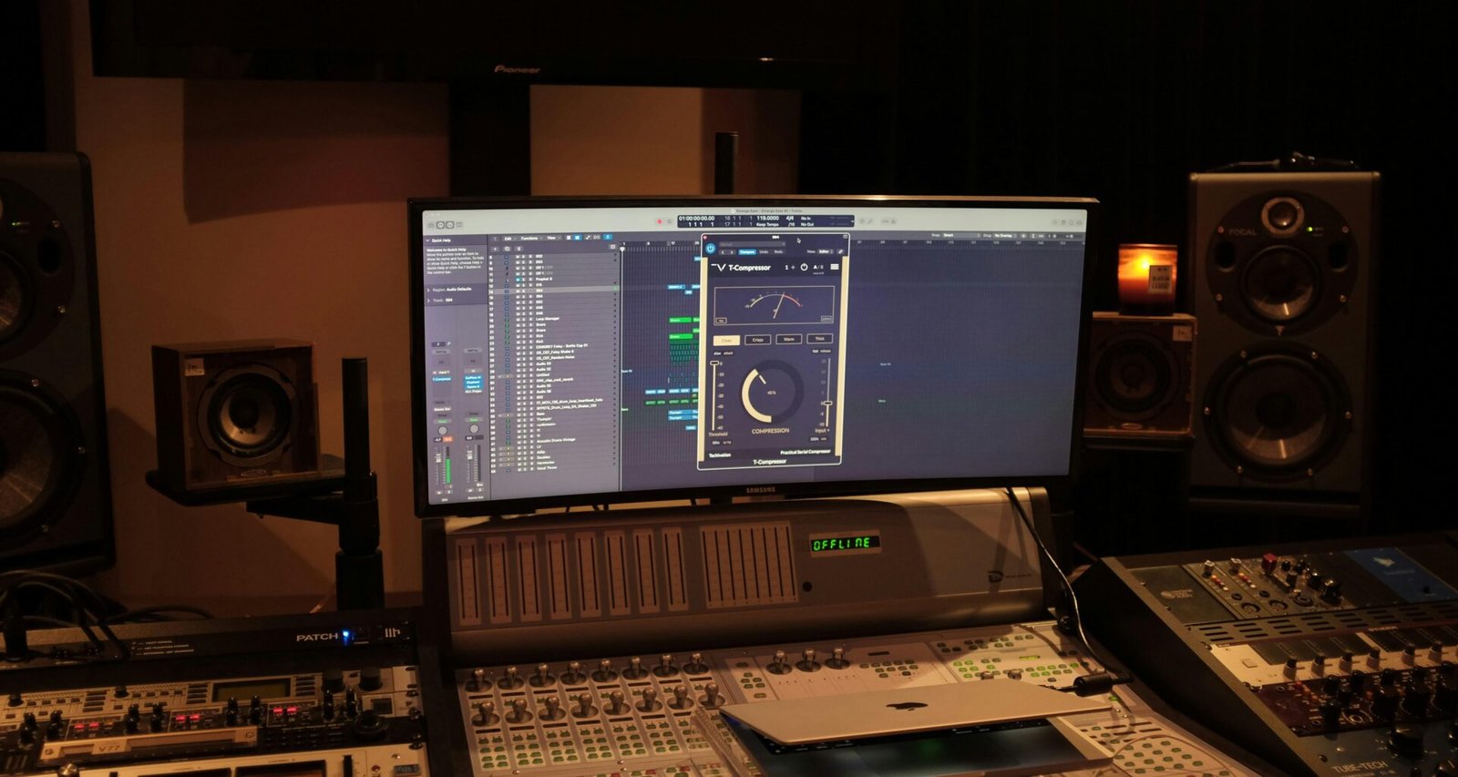 Ein Computer mit externen Lautsprechern und Tastatur auf einem Schreibtisch, geeignet für Arbeits- oder Technikartikel.