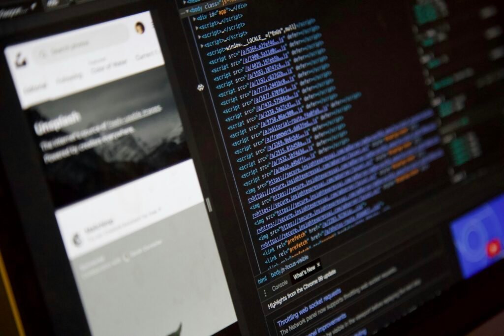 Ein Computerbildschirm mit geöffnetem Programmfenster zeigt einen laufenden Softwareprozess am Arbeitsplatz.