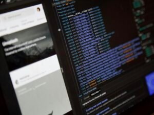 Ein Computerbildschirm mit geöffnetem Programmfenster zeigt einen laufenden Softwareprozess am Arbeitsplatz.