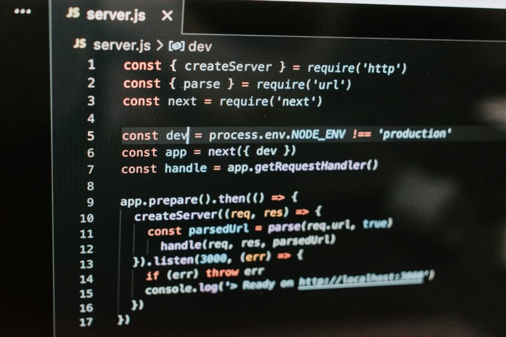 Ein Computerbildschirm mit einer laufenden Anwendung in einem modernen Arbeitsumfeld, ideal für IT- und Technikthemen.