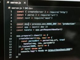 Ein Computerbildschirm mit einer laufenden Anwendung in einem modernen Arbeitsumfeld, ideal für IT- und Technikthemen.