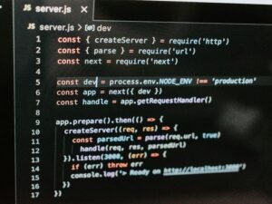 Ein Computerbildschirm mit einer laufenden Anwendung in einem modernen Arbeitsumfeld, ideal für IT- und Technikthemen.