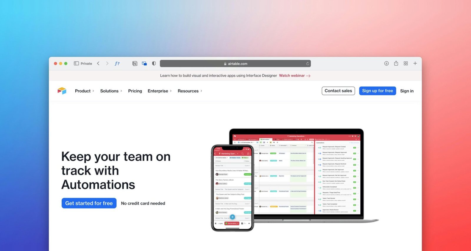 Ein Computerbildschirm mit einem Smartphone und einem Tablet nebeneinander auf einem Schreibtisch