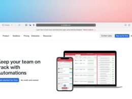 Ein Computerbildschirm mit einem Smartphone und einem Tablet nebeneinander auf einem Schreibtisch