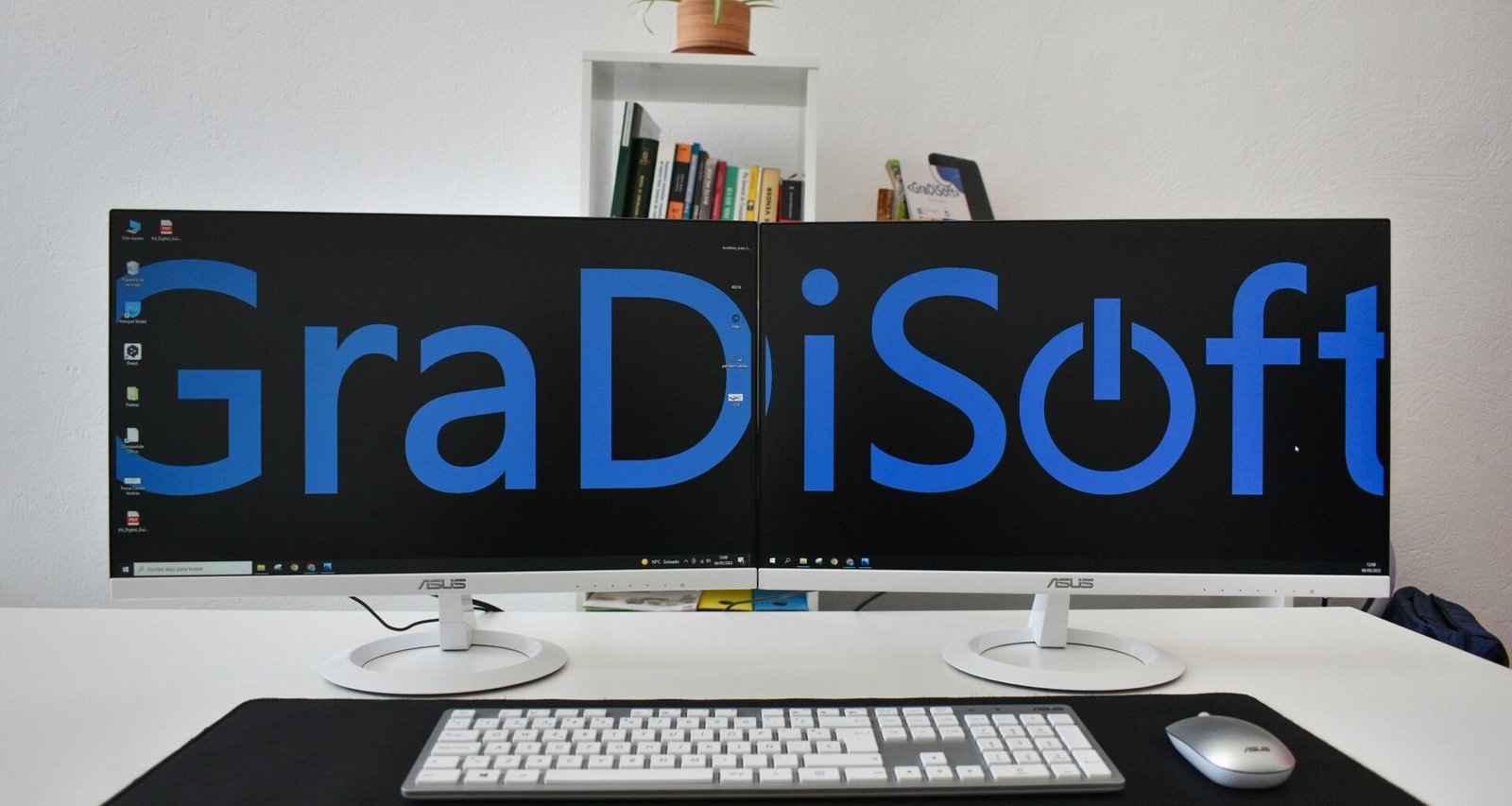 Ein Computer Monitor mit angeschlossener Tastatur auf einem ordentlichen Schreibtisch in einem modernen Büro.