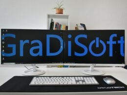 Ein Computer Monitor mit angeschlossener Tastatur auf einem ordentlichen Schreibtisch in einem modernen Büro.