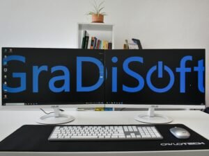 Ein Computer Monitor mit angeschlossener Tastatur auf einem ordentlichen Schreibtisch in einem modernen Büro.