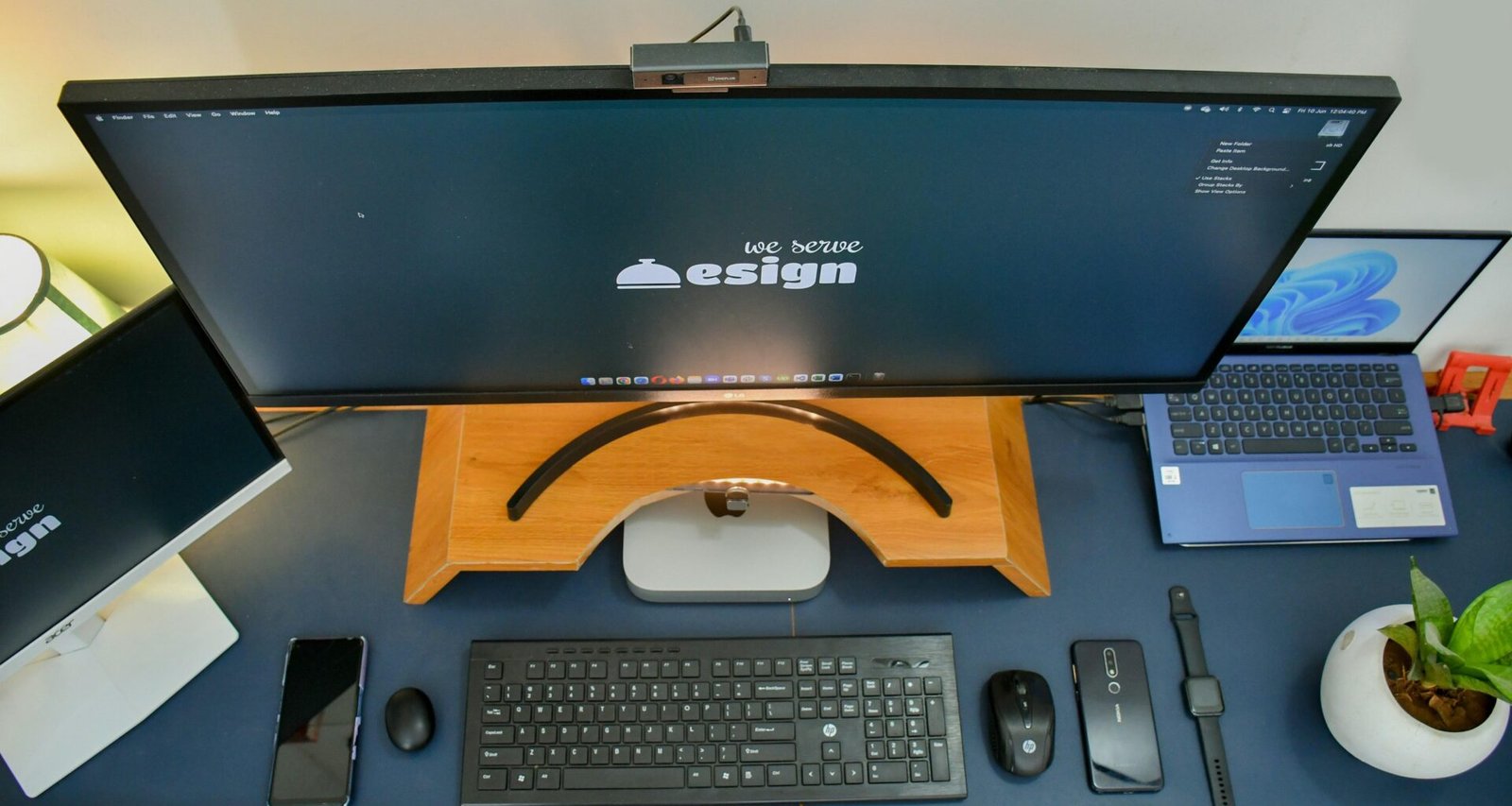 Ein heller Schreibtisch mit einem Computer und einem Smartphone, ideal für produktives Arbeiten im Büro oder Homeoffice.