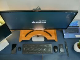 Ein heller Schreibtisch mit einem Computer und einem Smartphone, ideal für produktives Arbeiten im Büro oder Homeoffice.