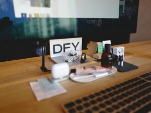 Schreibtisch mit einer weißen Tastatur, Maus und einem Bildschirm, perfekt für digitales Arbeiten im Büro eingerichtet.