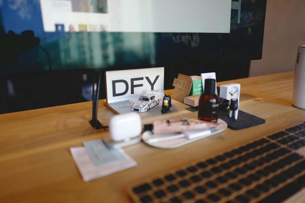 Ein Schreibtisch mit weißer Tastatur, Maus und großem Monitor für konzentriertes Arbeiten im Büro oder Homeoffice.
