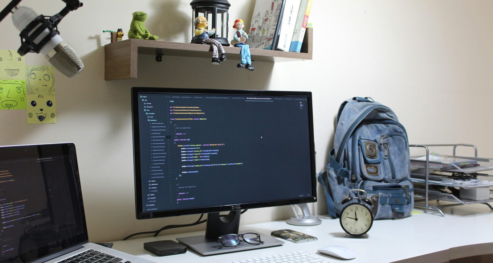 Eingeschalteter Flachbildschirm-Computer auf einem Schreibtisch, moderner Arbeitsplatz im Büro