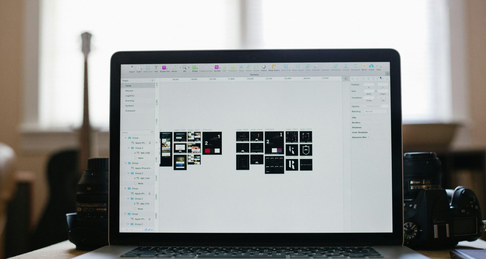 Eingeschalteter Laptop auf einem Schreibtisch, bereit für produktives Arbeiten im digitalen Bereich
